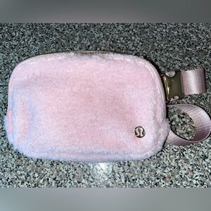 Lululemon Everywhere Belt Bag (Sherpa)